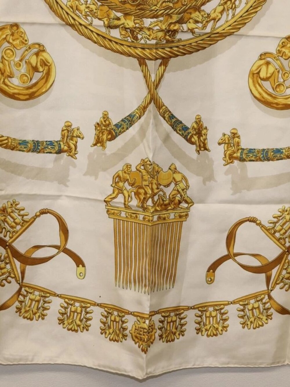 HERMES Carre 90 Scarf ""LES CAVALIERS D'OR"" Silk White Auth 181286 - Picture 16 of 16